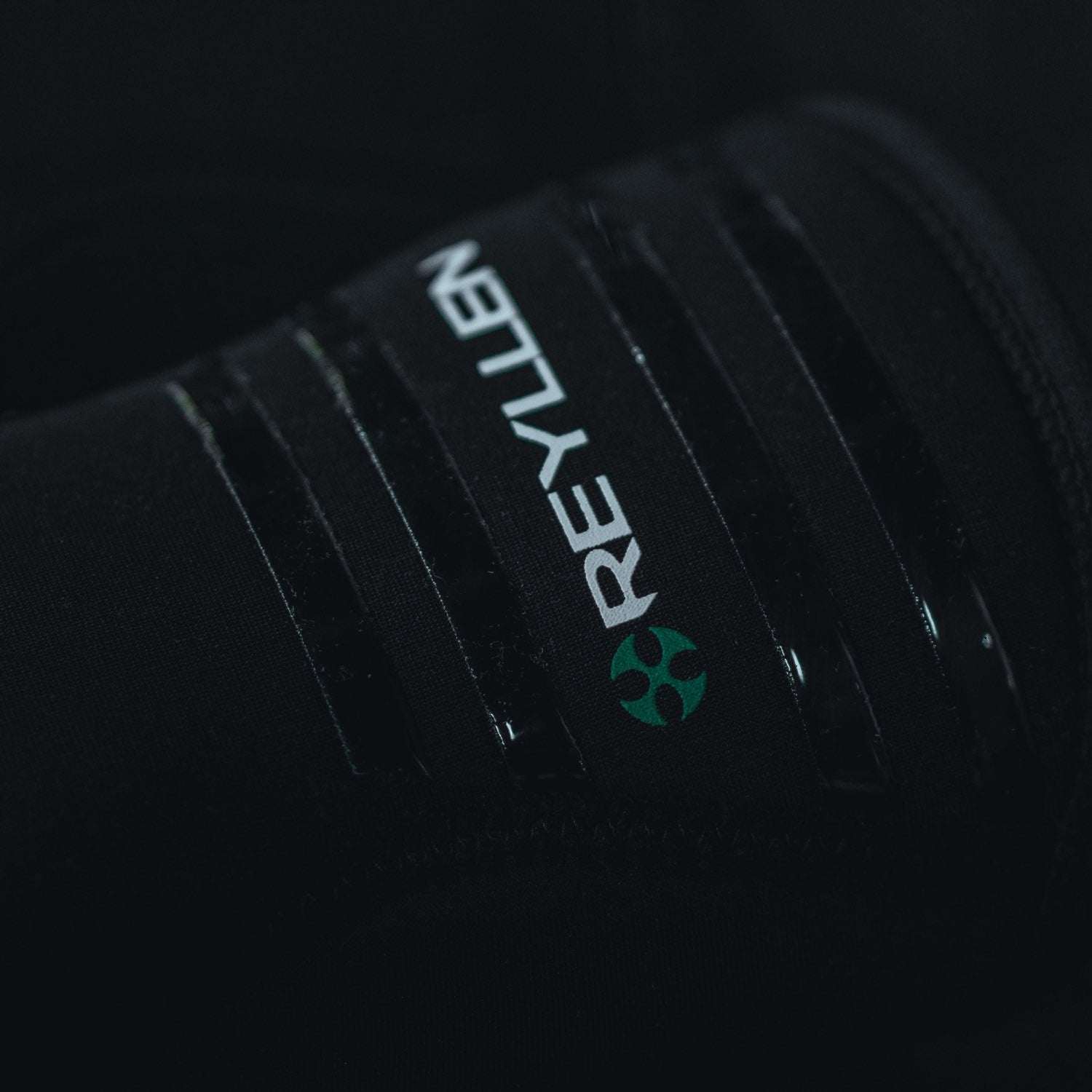 Venta X3 Knee Sleeves Neoprene Brace Compression Support 7mm - Black - anti slip strips detail view | Reyllen