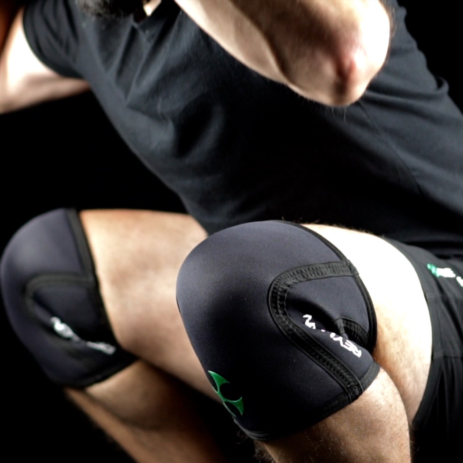 Venta X3 Knee Sleeves Neoprene Brace Compression Support 7mm - Black - Shown in squat Reyllen