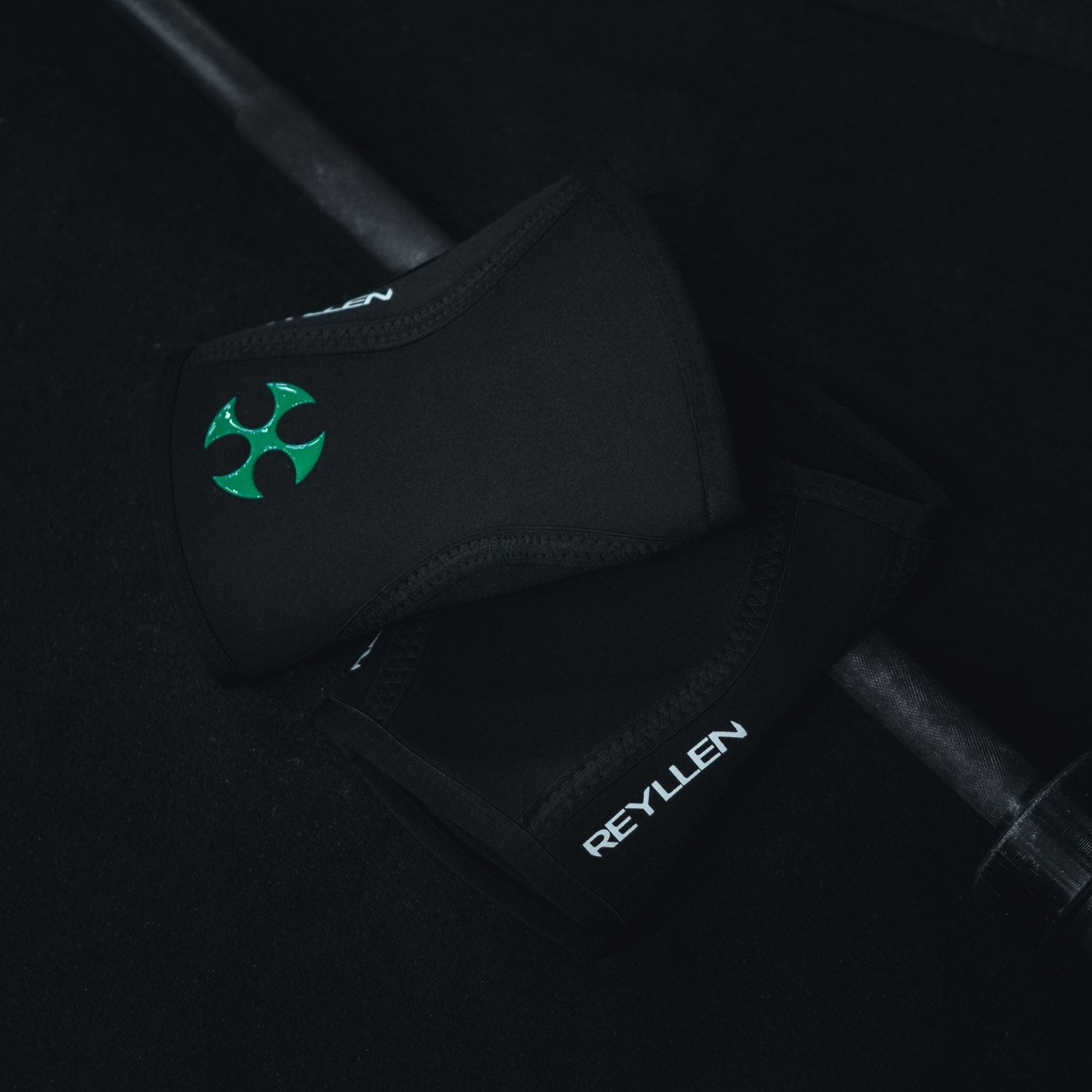 Venta X3 Knee Sleeves Neoprene Brace Compression Support 7mm - Black - lay flat on barbell pair Reyllen 