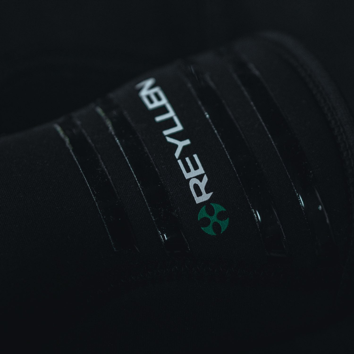 Venta X3 Knee Sleeves Neoprene Brace Compression Support 7mm - Black - anti slip strips detail view | Reyllen 