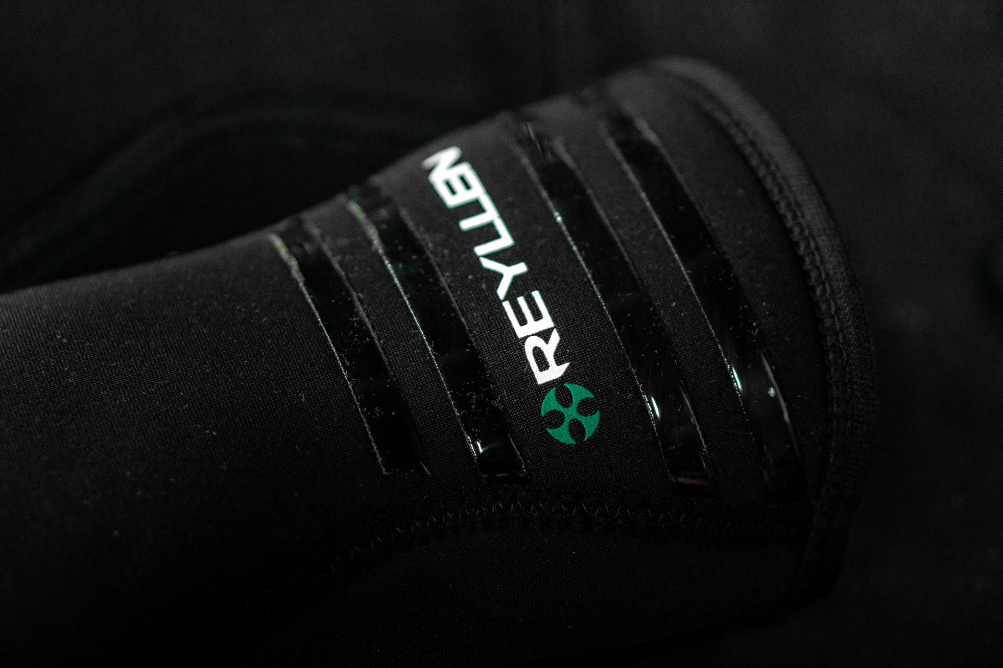 Reyllen Venta 7mm neoprene knee sleeves support for weightlifting and crossfit feature 1